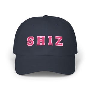 Gorra Shiz University Dad Cap, gorra Shiz bordada, estilo vintage único, gorra de béisbol unisex con diseño de Shiz Academy. imagen 5