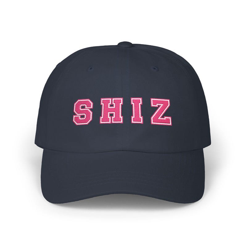 Gorra Shiz University Dad Cap, gorra Shiz bordada, estilo vintage único, gorra de béisbol unisex con diseño de Shiz Academy. imagen 5