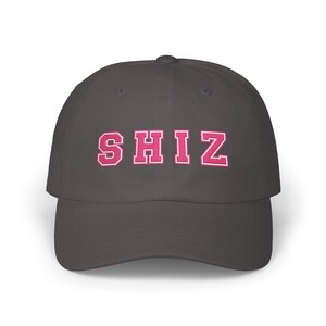 Gorra Shiz University Dad Cap, gorra Shiz bordada, estilo vintage único, gorra de béisbol unisex con diseño de Shiz Academy. imagen 7