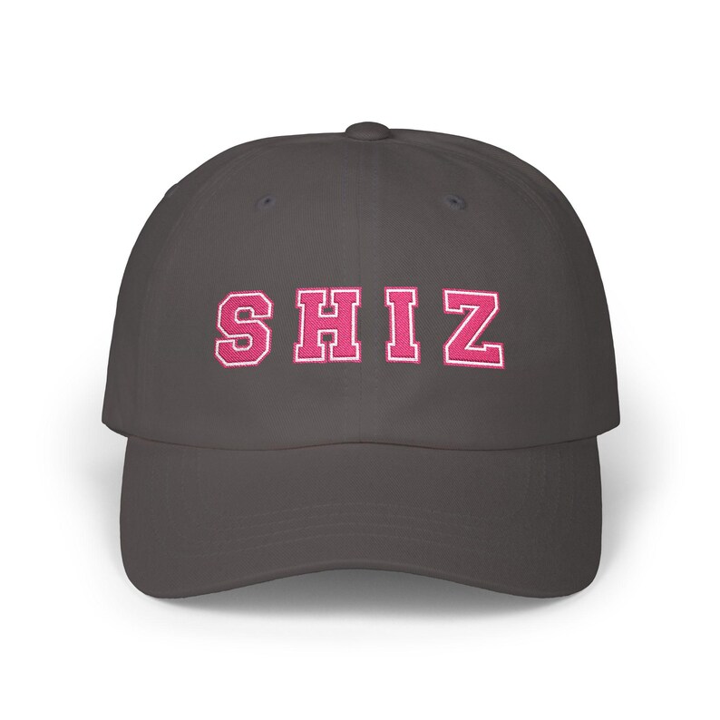 Gorra Shiz University Dad Cap, gorra Shiz bordada, estilo vintage único, gorra de béisbol unisex con diseño de Shiz Academy. imagen 7