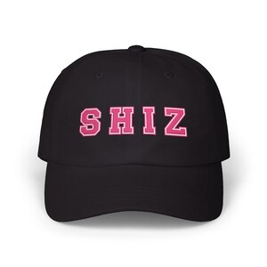 Gorra Shiz University Dad Cap, gorra Shiz bordada, estilo vintage único, gorra de béisbol unisex con diseño de Shiz Academy. imagen 6
