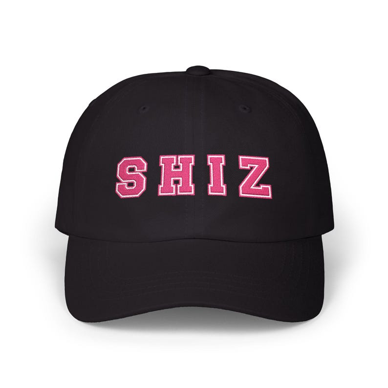 Gorra Shiz University Dad Cap, gorra Shiz bordada, estilo vintage único, gorra de béisbol unisex con diseño de Shiz Academy. imagen 6