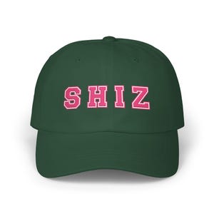 Gorra Shiz University Dad Cap, gorra Shiz bordada, estilo vintage único, gorra de béisbol unisex con diseño de Shiz Academy. imagen 4