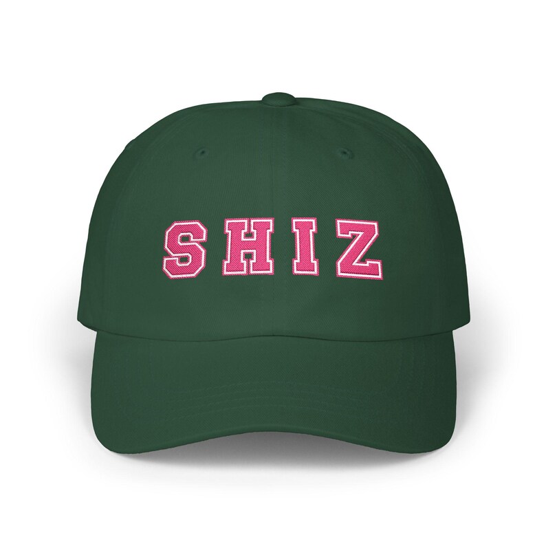 Gorra Shiz University Dad Cap, gorra Shiz bordada, estilo vintage único, gorra de béisbol unisex con diseño de Shiz Academy. imagen 4