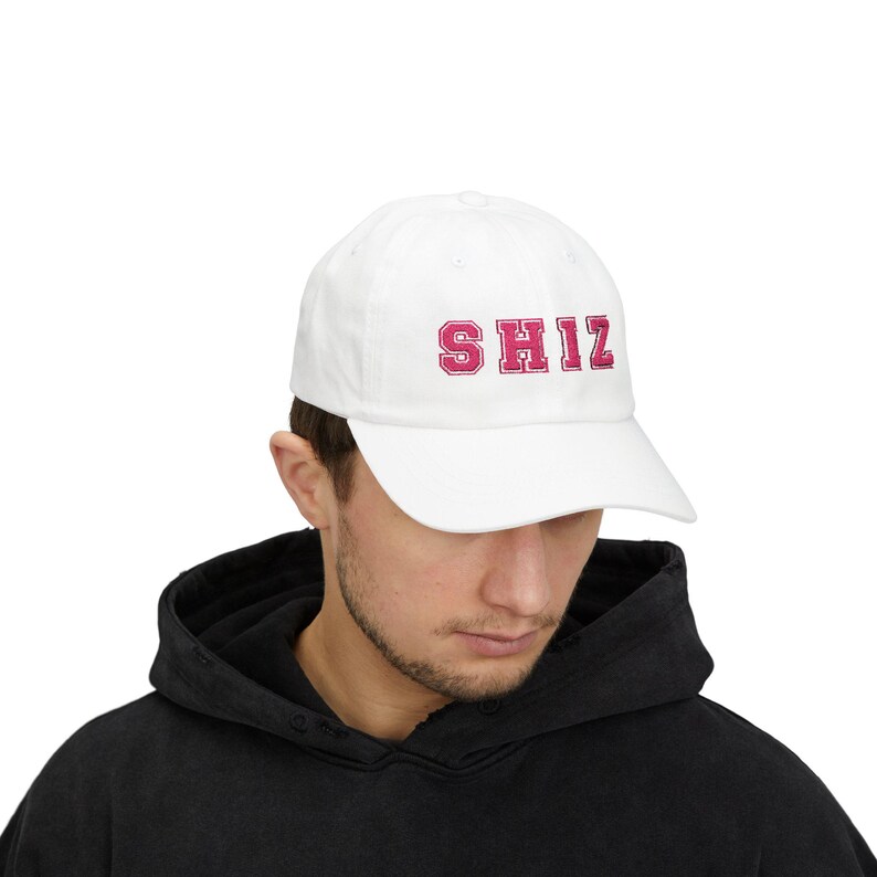 Gorra Shiz University Dad Cap, gorra Shiz bordada, estilo vintage único, gorra de béisbol unisex con diseño de Shiz Academy. imagen 8