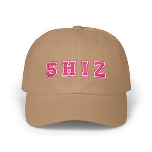 Gorra Shiz University Dad Cap, gorra Shiz bordada, estilo vintage único, gorra de béisbol unisex con diseño de Shiz Academy. imagen 3