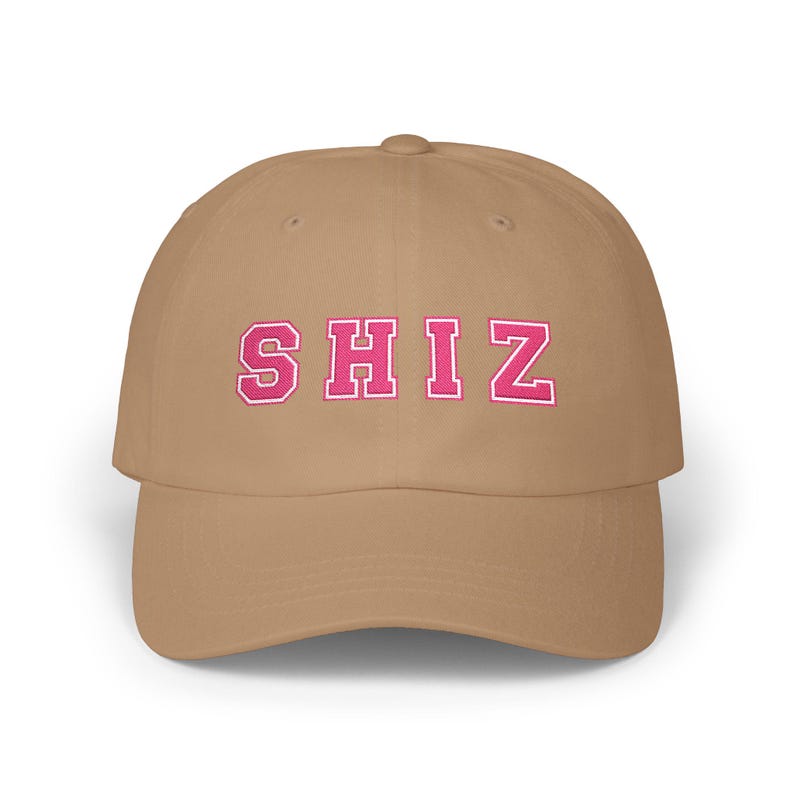 Gorra Shiz University Dad Cap, gorra Shiz bordada, estilo vintage único, gorra de béisbol unisex con diseño de Shiz Academy. imagen 3