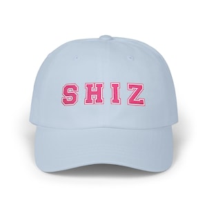 Gorra Shiz University Dad Cap, gorra Shiz bordada, estilo vintage único, gorra de béisbol unisex con diseño de Shiz Academy. imagen 1