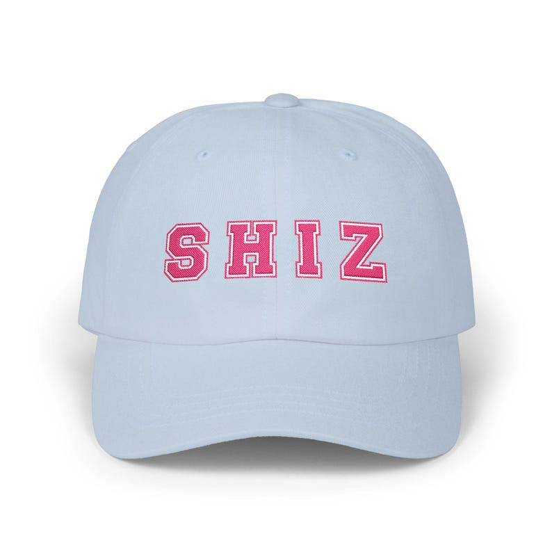 Gorra Shiz University Dad Cap, gorra Shiz bordada, estilo vintage único, gorra de béisbol unisex con diseño de Shiz Academy. imagen 1
