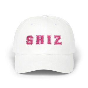 Gorra Shiz University Dad Cap, gorra Shiz bordada, estilo vintage único, gorra de béisbol unisex con diseño de Shiz Academy. imagen 2