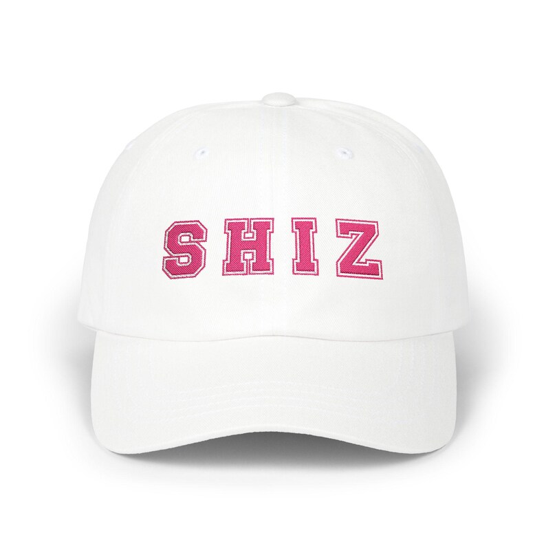 Gorra Shiz University Dad Cap, gorra Shiz bordada, estilo vintage único, gorra de béisbol unisex con diseño de Shiz Academy. imagen 2