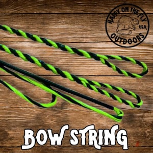 Könnte beinhalten: Nahaufnahme von Bogensehnen in Schwarz und Neongrün mit einem gedrehten Design. Die Sehnen befinden sich auf einem Holzgrund. Der Text "BOW STRING" befindet sich unten. Ein kreisförmiges Logo mit einem Biber und dem Text "Happy on the Fly Outdoors USA" befindet sich oben rechts.