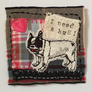 Peut inclure: Ensemble de trois tasses en céramique avec une finition mate et mouchetée. Les tasses sont dans des tons crème, gris clair et gris foncé. Chaque tasse a un design simple et minimaliste, parfait pour le café ou le thé.