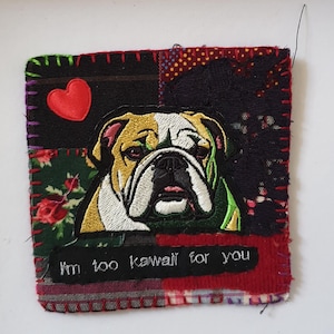 Peut inclure: Ensemble de trois tasses en céramique avec une finition mate et mouchetée. Les tasses sont dans des tons crème, gris clair et gris foncé. Chaque tasse a un design simple et minimaliste, parfait pour le café ou le thé.