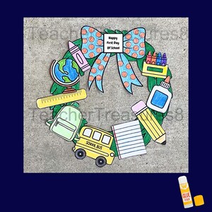 Op de afbeelding: Een kleurrijke, handgemaakte krans met schoolthema-uitsparingen. De krans bevat een schoolbus, een wereldbol, een potlood en een strik met de tekst "Happy First Day Of School". De krans is omgeven door groene bladeren.