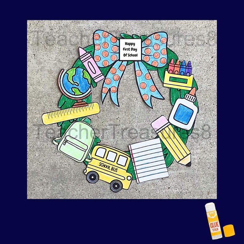 Op de afbeelding: Een kleurrijke, handgemaakte krans met schoolthema-uitsparingen. De krans bevat een schoolbus, een wereldbol, een potlood en een strik met de tekst "Happy First Day Of School". De krans is omgeven door groene bladeren.