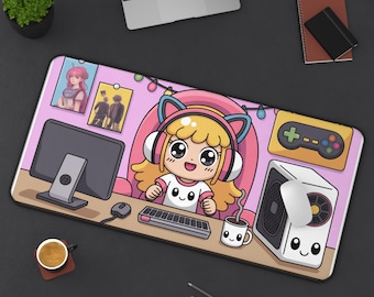 Puede incluir: Alfombrilla de ratón rosa para juegos con una chica de dibujos animados con auriculares, un ordenador y un mando de juegos. El diseño incluye un teclado, un ratón y una taza de café. La alfombrilla es rectangular y está sobre un escritorio negro.