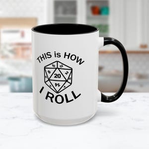 Tazza This Is How I Roll D20 Dice Gamer Gift Tazza da caffè RPG con accenti colorati, idea regalo da tavolo fantasy per Dungeon Master o amante dei giochi di ruolo, regalo DM