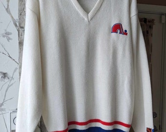 Vintage vest for men from the 80s displaying the NORDIQUES de Québec and NHL logo. Size XL. 100% acrylic.