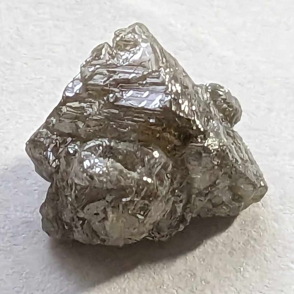 DIAMANT BRUT 100% Naturel non taillé de 4.4 carats. 10mm x 9.6mm x 6.5mm. C'est un très beau Diamant brut et serait très joli sur un bijoux.