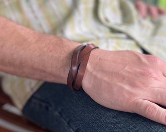 Pulsera de cuero trenzado para hombre: brazalete tejido a mano, joyería minimalista para hombre con estilo bohemio.