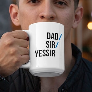 Taza con pronombres papá/señor/sí señor; taza de cerámica blanca con un toque moderno y audaz; estética minimalista; regalo de orgullo LGBTQ para bebedores de café o té