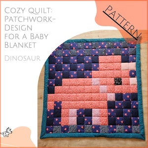Könnte beinhalten: Eine Babydecke im Patchwork-Design mit einem Dinosaurier-Motiv. Die Steppdecke hat einen türkisfarbenen Rand und ein Dinosaurier-Bild, das aus Quadraten aus korallenfarbenen, marineblauen und rosa Stoffen besteht. Der Text "COZY QUILT: PATCHWORK-DESIGN FOR A BABY BLANKET DINOSAUR" ist sichtbar.