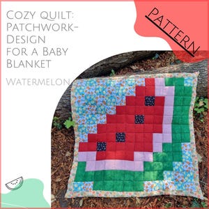 Könnte beinhalten: Eine Patchwork-Babydecke mit Wassermelonen-Design. Der Quilt hat rote, rosa, grüne und blaue Stoffe. Die Decke hat ein Wassermelonenscheiben-Design mit schwarzen quadratischen Samen. Der Text "COZY QUILT: PATCHWORK-DESIGN FOR A BABY BLANKET WATERMELON" ist sichtbar.