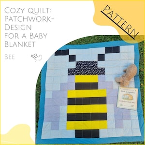 Könnte beinhalten: Eine Patchwork-Babydecke mit einem Bienenmuster. Die Steppdecke zeigt eine große gelb-schwarze Biene vor einem hellblauen Hintergrund. Der Text "COZY QUILT: PATCHWORK-DESIGN FOR A BABY BLANKET" ist sichtbar. Ein Stofftier und ein Buch liegen auf der Decke.