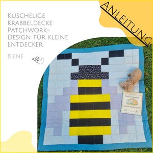 Könnte beinhalten: Eine Patchwork-Spielmatte für Babys mit einem Bienenmuster. Die Matte zeigt eine große gelbe und schwarze Biene vor einem hellblauen und weißen Hintergrund. Die Matte hat einen blauen Rand und enthält den Text "KUSCHELIGE KRABBELDECKE: PATCHWORK-DESIGN FÜR KLEINE ENTDECKER".
