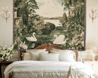 Puede incluir: Una habitación con un tapiz que representa cisnes en un lago. La cama tiene un marco de madera y está cubierta con ropa de cama blanca. La habitación está decorada en tonos neutros, con apliques de pared y una mesita de noche. El tapiz mide aproximadamente 150 cm x 200 cm.