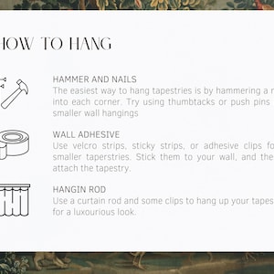 Może przedstawiać: Biała grafika z instrukcjami dotyczącymi wieszania gobelin&oacute;w, w tym gwoździ, kleju do ścian i drążka do wieszania. Tekst "HOW TO HANG" znajduje się na g&oacute;rze. Tło ma wz&oacute;r gobelinu ze złotymi detalami.