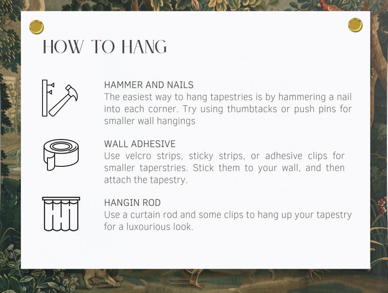 Puede incluir: Un letrero informativo blanco titulado HOW TO HANG con texto e iconos negros. Detalla tres m&eacute;todos para colgar tapices: martillo y clavos, adhesivo de pared y barra para colgar, cada uno con su correspondiente icono de l&iacute;nea.