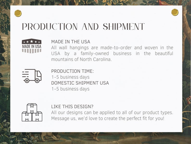 Puede incluir: Una tarjeta informativa rectangular blanca con ojales dorados en las esquinas que presenta el texto PRODUCTION AND SHIPMENT, MADE IN THE USA, PRODUCTION TIME: 1-5 business days, DOMESTIC SHIPMENT USA 1-5 business days y LIKE THIS DESIGN? con iconos.