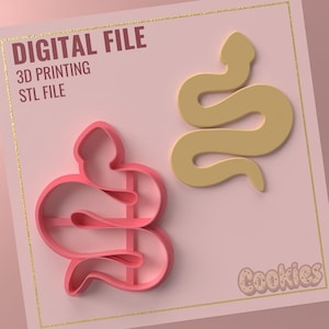 Pode incluir: Um cortador de biscoitos em forma de cobra rosa e uma cobra dourada são exibidos em um fundo rosa. O texto "DIGITAL FILE 3D PRINTING STL FILE" está no canto superior esquerdo. A palavra "Cookies" está no canto inferior direito.