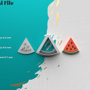 Pode incluir: Três modelos de fatias de melancia impressos em 3D, um com um design simples, outro com um design listrado e o último com um interior vermelho e sementes pretas. Os modelos são impressos em plástico branco e são mostrados contra um fundo azul e branco. Arquivo STL.