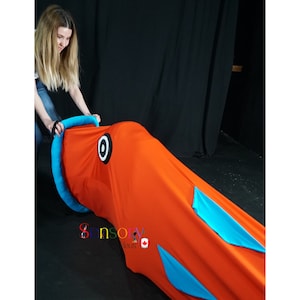 Spandex-speeltunnel, rode vis, handgemaakt, weerstandstunnel, compressiesensorische tunnel, voor kinderen, sensorisch evenwicht en coördinatie, kerstcadeau