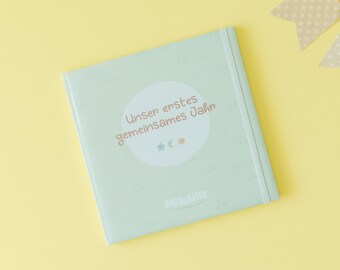 Ausfüllbares Babyalbum für das erste Jahr | Für Mädchen & Jungen | Platz für Fotos, Notizen – Geschenk zur Geburt | Babytagebuch | MINNIQ®