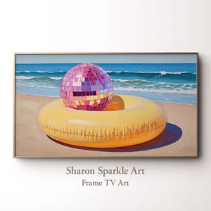 Pode incluir: Uma obra de arte emoldurada retrata uma cena de praia com uma bola de discoteca rosa repousando sobre um anel inflável amarelo. O fundo mostra um oceano e um céu azuis. A obra de arte é rotulada como "Sharon Sparkle Art Frame TV Art."