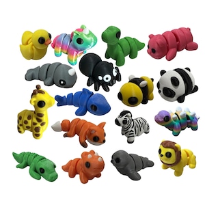 Op de afbeelding: Een verzameling kleurrijke dierfiguren-gummen, waaronder een eend, een giraffe, een zebra, een panda en een dinosaurus. De gummen zijn gesegmenteerd, waardoor beweging mogelijk is. De collectie heeft een verscheidenheid aan kleuren en ontwerpen.