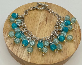 Handgefertigtes Chunky Beaded Bettelarmband mit blauen Quasten Perlen