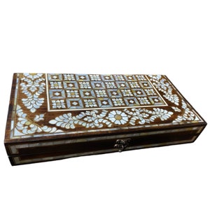 Mother of Pearl Inlaid Backgammon chess Walnut Wood and Bronze is a truly exquisite combination of craftsmanship and elegance. Mother&#39;s Day