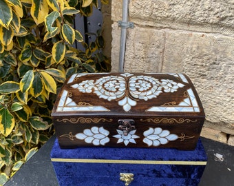 Joyero con incrustaciones de nácar - Caja de madera de nogal hecha a mano