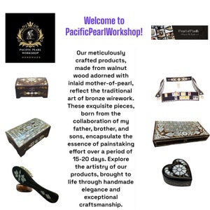 Puede incluir: Surtido de cajas de madera artesanales y un cepillo para el cabello, todos con incrustaciones de n&aacute;car y alambre de bronce. Las cajas son de varias formas, incluyendo un coraz&oacute;n, un rect&aacute;ngulo y un cuadrado. El cepillo para el cabello tiene un mango de madera y un cepillo de cerdas negras. El texto "Pacific Pearl Workshop!" es visible en la imagen.
