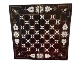Backgammon z intarsją z masy perłowej – drewno orzechowe i intarsja z drutu z brązu