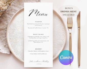 Pode incluir: Um cartão de menu de casamento com a palavra "Menu" em escrita elegante. O menu lista as opções de entrada, prato principal e sobremesa. Um menu de bebidas bônus está incluído. O cartão está em um prato branco com talheres dourados.