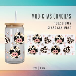 Könnte beinhalten: Ein klares Glas mit Bambusdeckel und Strohhalm, verziert mit einem Kuh-Themen-Design. Das Design umfasst Kuhgesichter, Herzen und Blumen. Der Text "MOO-CHAS CONCHAS" und "16OZ LIBBEY GLASS CAN WRAP" sind ebenfalls sichtbar.