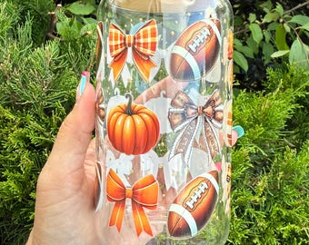 Frasco de vidrio con diseño de calabaza y balón de fútbol de otoño (16 oz) con tapa de bambú