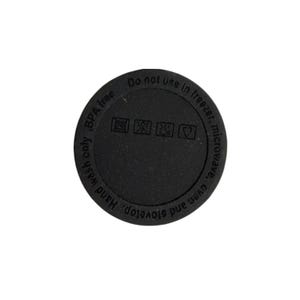 Puede incluir: Pegatina redonda negra con texto blanco que dice "No usar en el congelador, microondas, horno y estufa. Lavar solo a mano. Libre de BPA".