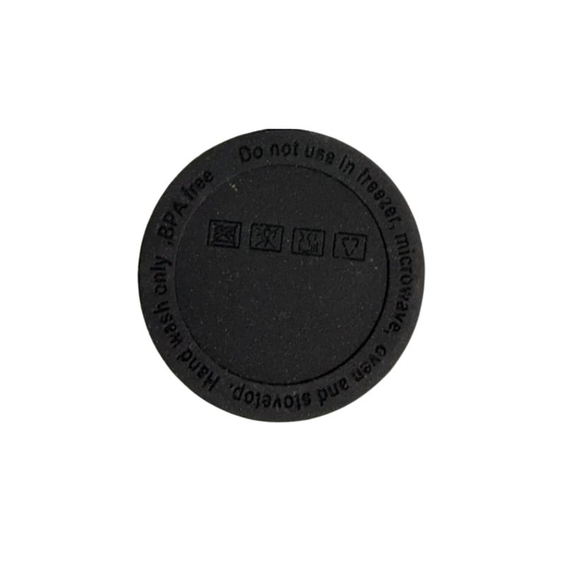 Puede incluir: Pegatina redonda negra con texto blanco que dice "No usar en el congelador, microondas, horno y estufa. Lavar solo a mano. Libre de BPA".